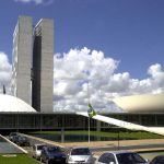 Congresso promulga emenda que adia eleições municipais para novembro
