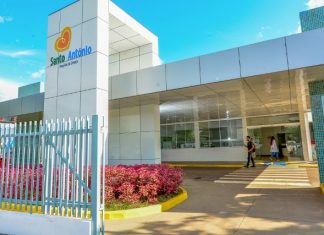 Bebê de 5 meses é socorrida após mãe embriagada adormecer com criança em bar no Silvio Leite bebê mãe mulher hospital