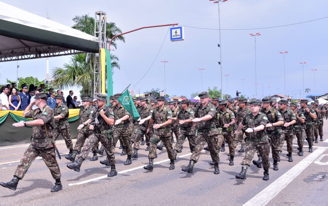 Desfile reúne 20 mil pessoas na Avenida Ene Garcez