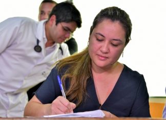 Deputado denuncia secretária de Estado por suposto descumprimento de expediente