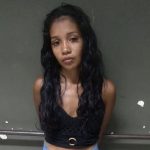 Mulher é presa em flagrante vendendo drogas com criança no colo