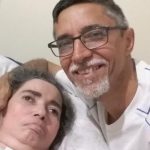 Homem cuida há 12 anos da esposa em estado vegetativo e diz que amor o move