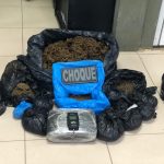 Dois homens são presos com 5kg de maconha e têm veículos apreendidos