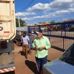 Com salários atrasados, caminhoneiros protestam em frente à terceirizada que presta serviço à Prefeitura