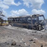 Ônibus com cerca de 30 pessoas pega fogo na BR-174, no município de Amajarí