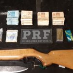 Cinco homens são presos pela PRF na BR-174 com pepitas de ouro, R$ 20 mil, espingarda e 500 litros de diesel