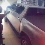 Homem escapa de ser morto a tiros enquanto estacionava veículo em casa; bandidos fogem e deixam moto usada por eles no local