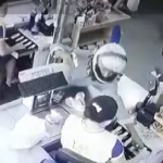 Homem armado assalta supermercado e foge em moto com ajuda de comparsa após ameaçar clientes e funcionários
