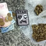 Ao ser preso com maconha e distintivo, jovem afirma ser ‘informante’ da polícia