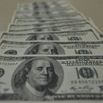 Dólar fecha em R$ 5,2067, menor valor em quase dois anos, e Bolsa bate novo recorde