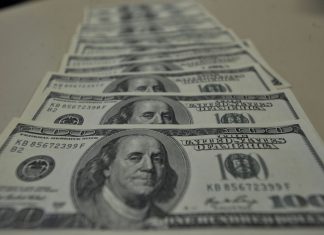 Dólar fecha em R$ 5,2067, menor valor em quase dois anos, e Bolsa bate novo recorde
