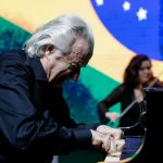 Maestro João Carlos Martins se apresenta em Boa Vista e visita abrigo de refugiados