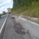 Homem de 70 anos morre esmagado após bater em carro e ser arrastado por uma carreta na BR-174, em Rorainópolis
