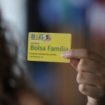 Ipea sugere reajustar Bolsa Família em 29%, mais R$ 450 por família