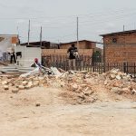 ‘Onde fica a dignidade nesse momento de quarentena?’, questiona ambulante que teve casa derrubada por fiscais da PMBV