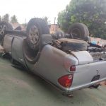 Carro bate em tampa de bueiro, capota e deixa dois feridos na Zona Oeste de Boa Vista