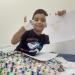 Mulher faz campanha para juntar dinheiro e se manter em Brasília durante tratamento de filho de 5 anos com leucemia