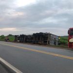 Carreta carregada de arroz tomba na BR-174 em Rorainópolis