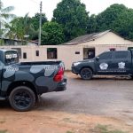 Três são presos após invadirem casa de empresário e trocarem tiros com a polícia no Mecejana