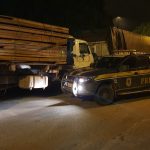 PRF apreende motocicletas, arma, ouro e madeira ilegal durante operação em Roraima