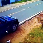 Câmeras de segurança flagram animal sendo abandonado em plena avenida no Caranã