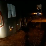 Ônibus fica preso em buraco e é puxado por caminhoneiros na BR-174