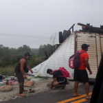 Caminhão bate em carro, capota, e deixa dois feridos na BR-174