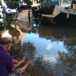 Caminhão cai de ponte sobre o Rio Cauamé na BR-174; motorista teve ferimentos leves