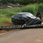 Motorista perde controle de carro, bate em muro e derruba poste em rua de Boa Vista