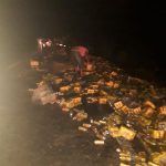 Caminhão carregado com cerveja tomba na BR-174 em Caracaraí