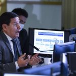 Tirar garimpeiros de terras indígenas não é tão simples quanto tirar camelôs da rua, diz Mourão