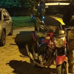 Dois são presos pela PRF após roubarem motocicleta de entregador em Boa Vista