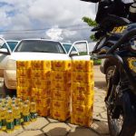Dois são presos após saquearem 60 litros de cerveja de caminhão tombado na BR-174