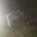 Caminhão tomba na BR-174; motorista tem ferimentos leves
