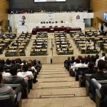 Citados em ‘rachadinha’ continuam com cargos