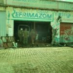 Em acidente, van invade depósito e destrói porta de estabelecimento na zona Oeste de Boa Vista