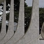 Julgamento que proíbe demissão de não vacinados é adiado pelo STF