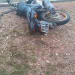 Jovem morre após moto bater em cavalo solto na pista em Normandia