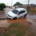 Carro fica preso em vala durante chuva forte em Boa Vista