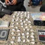 Jovem é preso em flagrante com réplica e mais de 50 trouxinhas de maconha no Cinturão Verde