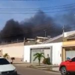 Carro pega fogo e garagem é tomada por fumaça preta no Centenário