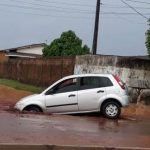 Carro cai em buraco durante chuva na zona Oeste de Boa Vista