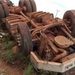 Caminhão com carga de arroz tomba em vicinal ao Norte de Roraima