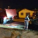 Com a proximidade das eleições, prefeitura asfalta ruas até de noite