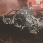 Carro pega fogo e fica destruído na zona Sul de Boa Vista