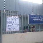 Sem atendimento médico, paciente coloca placa com xingamento em posto de saúde de Boa Vista