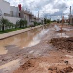 Quase 400 metros de avenida no bairro Paraviana estão sem asfalto e moradores alegam descaso da prefeitura de Boa Vista