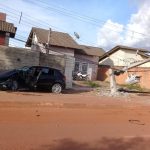 Adolescente derruba poste e muro de casa em acidente de trânsito na zona Oeste de Boa Vista