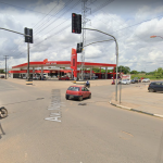 Carro atinge motocicleta em cruzamento e jovem é lançado em avenida na zona Oeste de Boa Vista