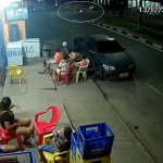 Jovens atropelados por motorista que avançou preferencial seguem internados no HGR